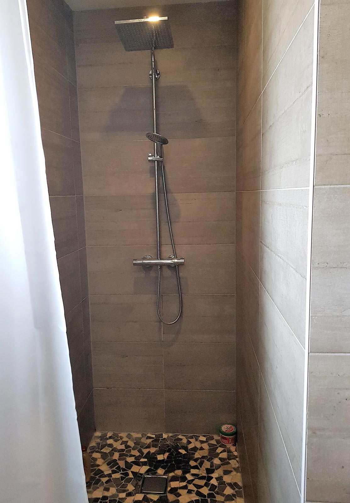 Salle de bain de La Villa Cap Cod avec sa vasque simple et sa douche à l'italienne